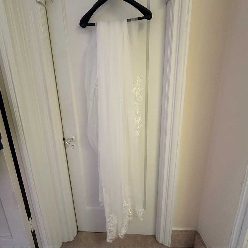 Chic White Bridal Veil with Comb